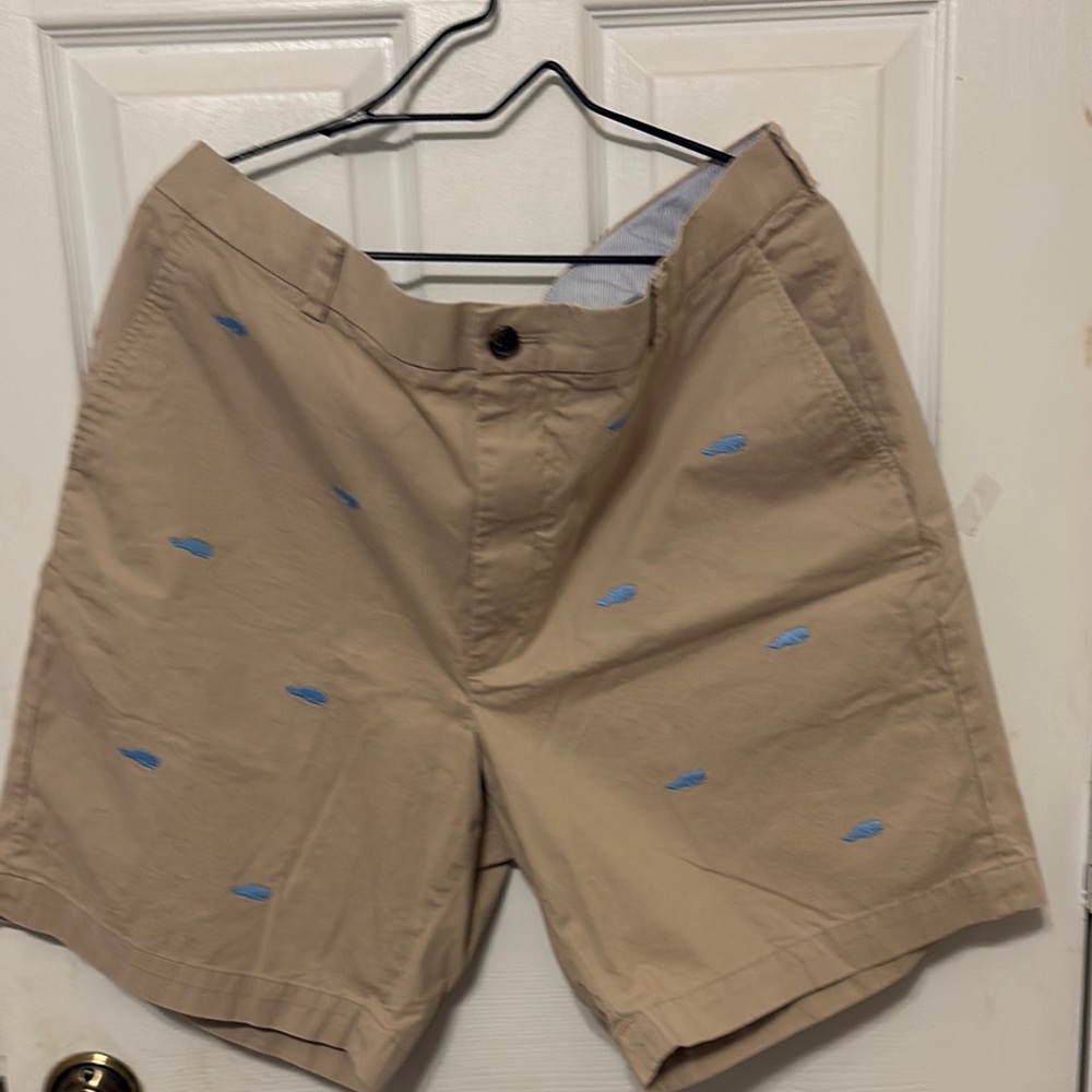 Brooks Brothers 346 Men's Khaki Embroidered Blue Detail Shorts.  Sz W40